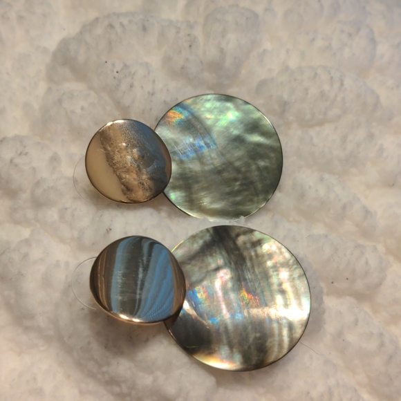 GOLD EARRINGS WITH ROUND MOTHER OF PEARL